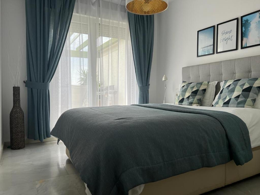 Frontline Beach Penthouse In Mi Capricho Sitio de Calahonda エクステリア 写真